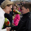 Marius (9) presented Queen Sonja with flowers when she came to Hitra (Photo: Ned Alley / NTB scanpix)